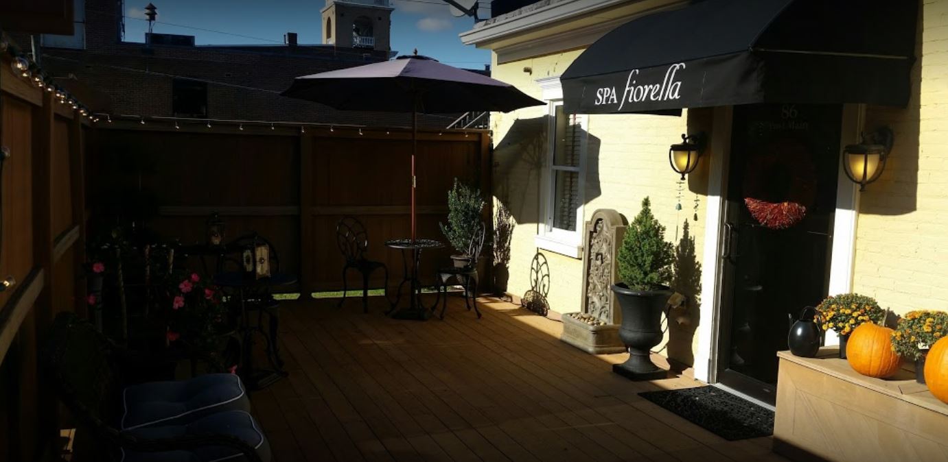 Relax on Spa fiorella's back deck